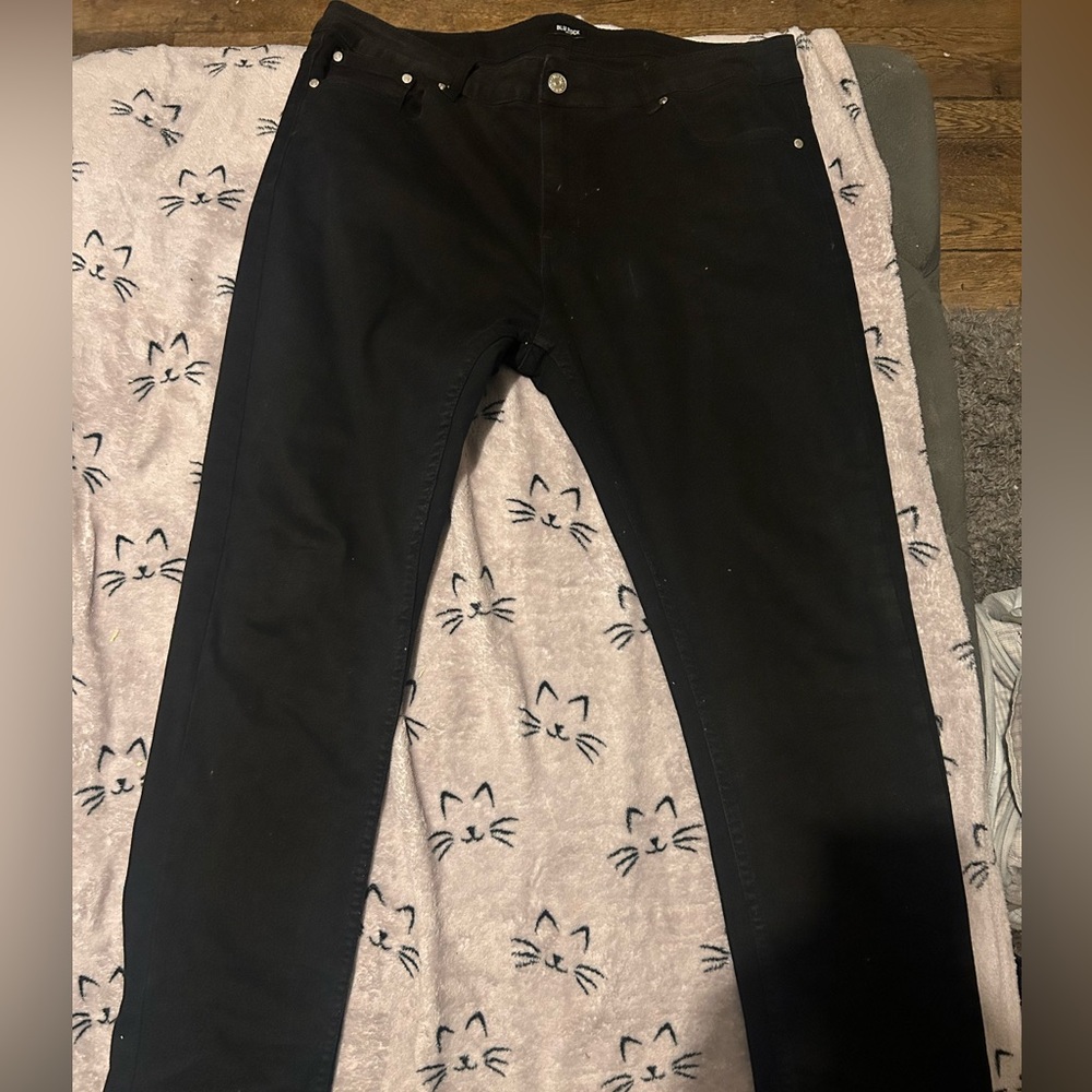 i’m just trying to sell some of my old clothes for some money